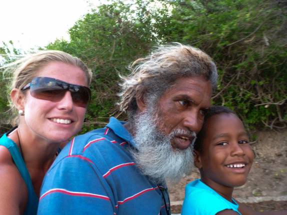 Passeio em três em uma moto nas estradas de Providencia, ilha colombiana no mar do Caribe
